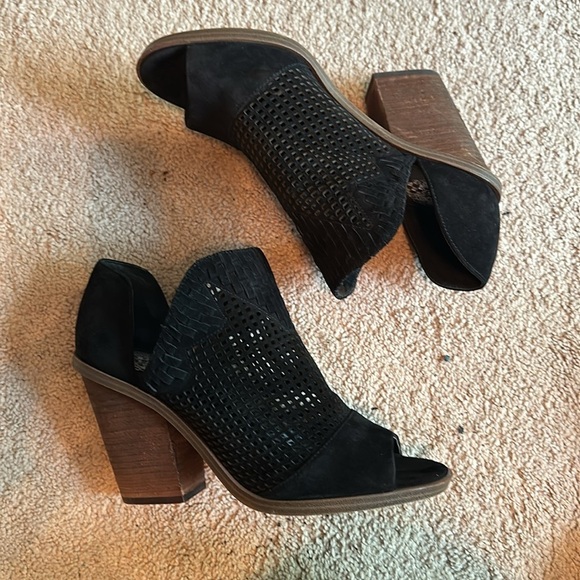 Vince Camuto chuck heel checkered peep toe velvet bootie- size 10 - Picture 4 of 7